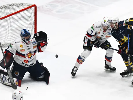 Na snímke vpravo Patrik Števuliak (Spišská Nová Ves), vľavo brankár Pavel Kantor (Zvolen)  v piatom zápase štvrťfinále play off hokejovej Tipos extraligy HK Spišská Nová Ves - HKM Zvolen.