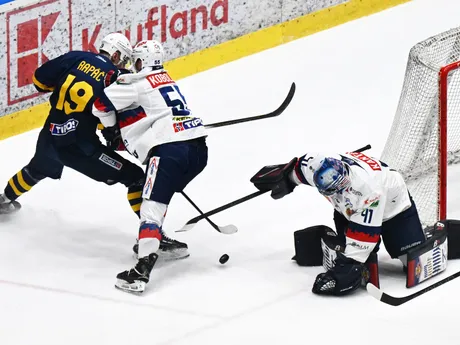 Na snímke vľavo Branislav Rapáč (Spišská Nová Ves), vpravo brankár Pavel Kantor (Zvolen) v piatom zápase štvrťfinále play off hokejovej Tipos extraligy HK Spišská Nová Ves - HKM Zvolen.