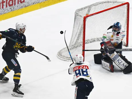 Na snímke vľavo Ben Johnson (Spišská Nová Ves), vpravo brankár Pavel Kantor (Zvolen) v piatom zápase štvrťfinále play off hokejovej Tipos extraligy HK Spišská Nová Ves - HKM Zvolen.