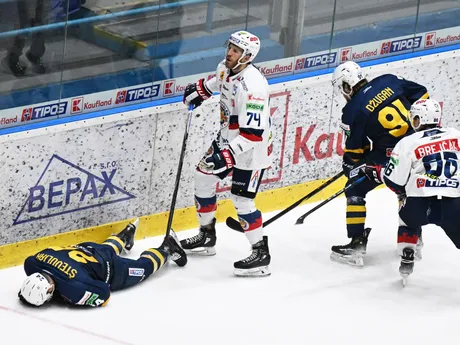 Na snímke zľava Patrik Števuliak (Spišská Nová Ves) a Halbert  Nathanael (Zvolen) v piatom zápase štvrťfinále play off hokejovej Tipos extraligy HK Spišská Nová Ves - HKM Zvolen.