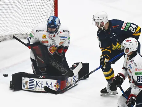 Na snímke uprostred Patrik Števuliak (Spišská Nová Ves), vľavo brankár Pavel Kantor (Zvolen) v piatom zápase štvrťfinále play off hokejovej Tipos extraligy HK Spišská Nová Ves - HKM Zvolen.
