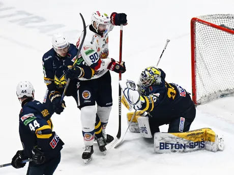 Na snímke vpravo brankár Mareks Mitens (Spišská Nová Ves), uprostred Marek Viedenský (Zvolen) v piatom zápase štvrťfinále play off hokejovej Tipos extraligy HK Spišská Nová Ves - HKM Zvolen.