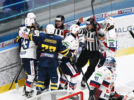 Na snímke šarvátka v piatom zápase štvrťfinále play off hokejovej Tipos extraligy HK Spišská Nová Ves - HKM Zvolen.
