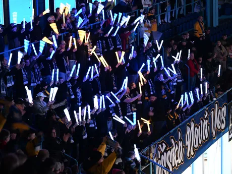 Na snímke fanklub Spišskej Novej Vsi povzbudzuje v piatom zápase štvrťfinále play off hokejovej Tipos extraligy HK Spišská Nová Ves - HKM Zvolen.