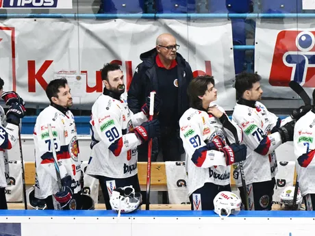 Na snímke lavička Zvolena, uprostred v pozadí tréner Peter Mikula sleduje piaty zápas štvrťfinále play off hokejovej Tipos extraligy HK Spišská Nová Ves - HKM Zvolen.