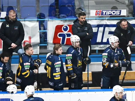 Na snímke lavička Spišskej Novej Vsi, uprostred v pozadí tréner Vladimír Záborský sleduje piaty zápas štvrťfinále play off hokejovej Tipos extraligy HK Spišská Nová Ves - HKM Zvolen.