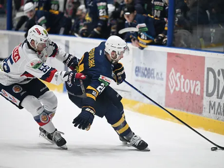 Na snímke sprava Patrik Števuliak (Spišská Nová Ves) a Adam Kobolka (Zvolen) bojujú o puk v piatom zápase štvrťfinále play off hokejovej Tipos extraligy HK Spišská Nová Ves - HKM Zvolen.
