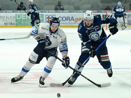 Na snímke zľava Markus Suchý (Poprad) a Samuel Buček (Nitra) v prvom zápase štvrťfinále play off hokejovej Tipos extraligy medzi HK Nitra - HK Poprad.