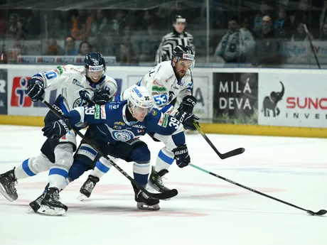 Na snímke zľava Peter Kundrík (Poprad), Jakub Lacka (Nitra) a Jacob Cardwell (Poprad) v prvom zápase štvrťfinále play off hokejovej Tipos extraligy medzi HK Nitra - HK Poprad.