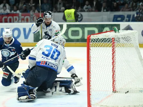 Na snímke úvodný gól Nitry, v bránke Adam Vay (Poprad) v prvom zápase štvrťfinále play off hokejovej Tipos extraligy medzi HK Nitra - HK Poprad.