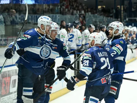 Na snímke radosť hráčov Nitry po góle v prvom zápase štvrťfinále play off hokejovej Tipos extraligy medzi HK Nitra - HK Poprad.