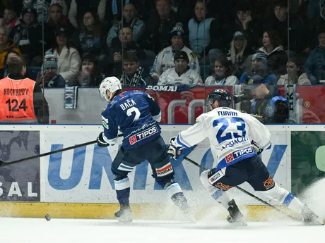 Na snímke zľava Matej Bača (Nitra) a Oliver Turan (Poprad) v prvom zápase štvrťfinále play off hokejovej Tipos extraligy medzi HK Nitra - HK Poprad.