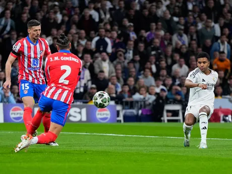 Hráč Realu Rodrygo strieľa úvodný gól zápasu osemfinále Ligy majstrov: Real Madrid - Atlético Madrid.