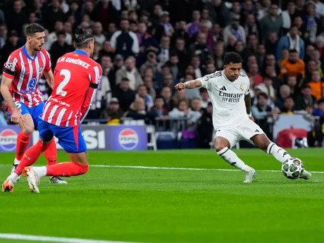 Hráč Realu Rodrygo strieľa úvodný gól zápasu osemfinále Ligy majstrov: Real Madrid - Atlético Madrid.