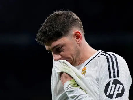 Hráč Realu Federico Valverde schádza z ihriska v zápase osemfinále Ligy majstrov: Real Madrid - Atlético Madrid.