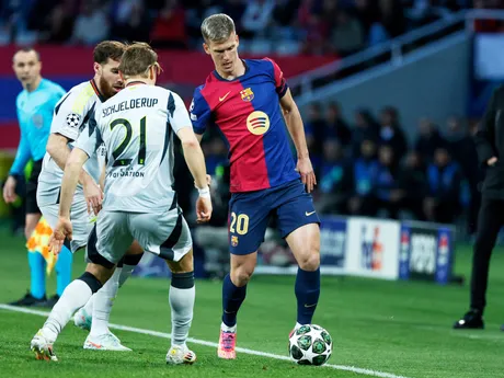 Dani Olmo a Andreas Schjelderup počas odvety osemfinále Ligy majstrov medzi FC Barcelona a Benfica Lisabon. 