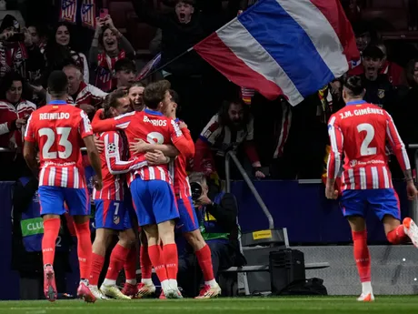 Hráči Atlético Madrid oslavujú po góle v zápase odvety osemfinále Ligy majstrov Atlético Madrid - Real Madrid