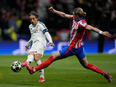 Luka Modric a Conor Gallagher v zápase Atlético Madrid - Real Madrid v odvete osemfinále Ligy majstrov