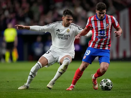 Raul Asencio a Julian Alvarez v zápase Atlético Madrid - Real Madrid v odvete osemfinále Ligy majstrov