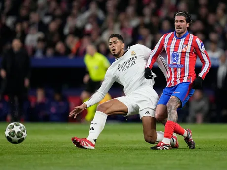 Jude Bellingham a Rodrigo De Paul v zápase Atlético Madrid - Real Madrid v odvete osemfinále Ligy majstrov