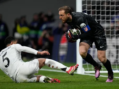 Atletico Madrid's goalkeeper Jan Oblak saves in front of Real Madrid's Jude Bellingham during the Champions League round of 16, second leg, soccer match between Atletico Madrid and Real Madrid at the Metropolitano stadium in Madrid, Spain, Wednesday, March 12, 2025. (AP Photo/Bernat Armangue)

- XCHAMPIONSLEAGUEX