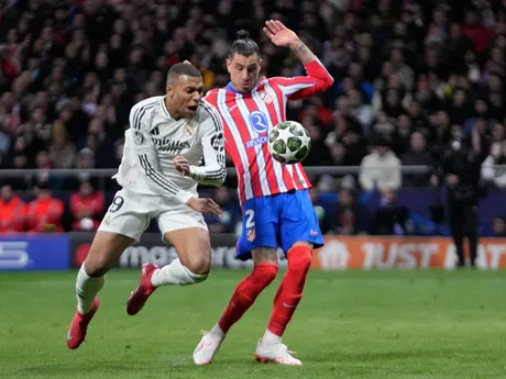 Kylian Mbappé (vľavo) v súboji s José Gimenezom v zápase odvety osemfinále Ligy majstrov Atlético Madrid - Real Madrid