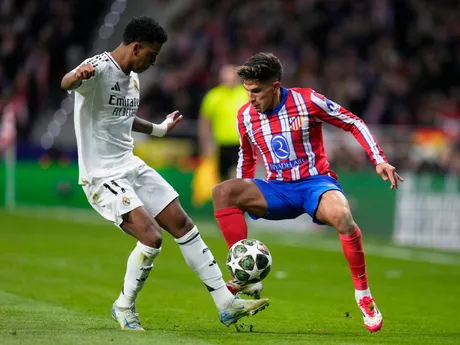 Rodrygo a Giuliano Simeone v zápase Atlético Madrid - Real Madrid v odvete osemfinále Ligy majstrov