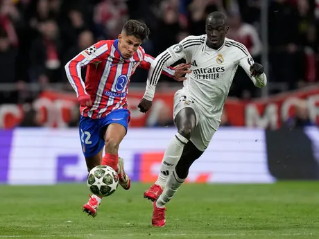 Giuliano Simeone a Ferland Mendy v zápase Atlético Madrid - Real Madrid v odvete osemfinále Ligy majstrov