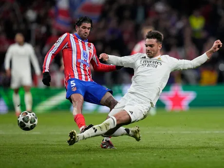 Rodrigo De Paul a Raul Asencio v zápase Atlético Madrid - Real Madrid v odvete osemfinále Ligy majstrov