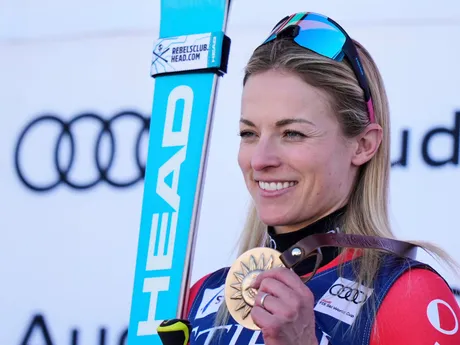 Lara Gutová-Behramiová s medailou pre víťazku obrovského slalomu v Sun Valley 2025.