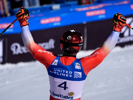 Švajčiar Loic Meillard sa teší v cieli 2. kola obrovského slalomu Svetového pohára.