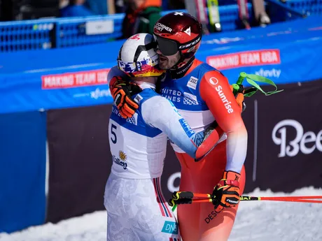 Švajčiar Loic Meillard (vpravo) a Nór sa Henrik Kristoffersen sa objímajú v cieli 2. kola obrovského slalomu Svetového pohára.