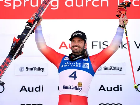 Švajčiar Loic Meillard pózuje na pódiu po triumfe v záverečnom obrovskom slalome sezóny Svetového pohára.