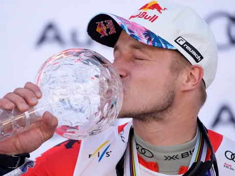 Švajčiar Marco Odermatt pózuje s malým krištáľovým glóbusom za celkové víťazstvo v obrovskom slalome Svetového pohára.