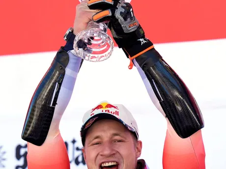 Švajčiar Marco Odermatt pózuje s malým krištáľovým glóbusom za celkové víťazstvo v obrovskom slalome Svetového pohára.