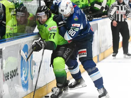 Daniel Tkáč (Žilina) a Tomáš Hrnka (Nitra) v prvom zápase semifinale play off Tipos extraligy.