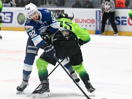 Miloš Bubela (Nitra) a Brenden Miller (Žilina) v prvom zápase semifinale play off Tipos extraligy. 