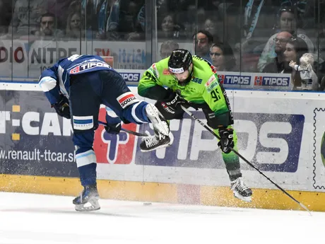 Samuel Buček (Nitra) a Matúš Holenda (Žilina) v prvom zápase semifinale play off Tipos extraligy.