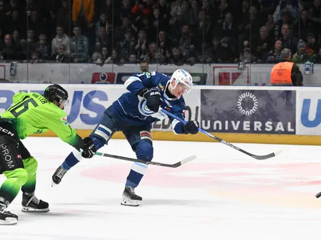 Brenden Miller (Žilina) a Hugo Kováč (Nitra) v prvom zápase semifinale play off Tipos extraligy.