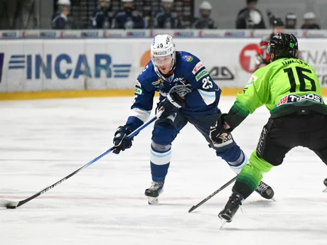 Samuel Buček (Nitra) a Brenden Miller (Žilina) v prvom zápase semifinale play off Tipos extraligy.