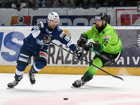 David Okoličany (Nitra) a Peter Galamboš (Žilina) v prvom zápase semifinale play off Tipos extraligy.