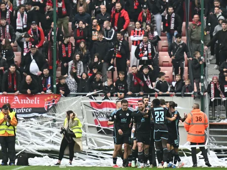 Hráči Slovana sa tešia z gólu počas odvety semifinále Slovenského pohára FC Spartak Trnava - ŠK Slovan Bratislava.