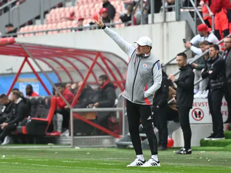Tréner Slovana Vladimír Weiss st. počas odvety semifinále Slovenského pohára FC Spartak Trnava - ŠK Slovan Bratislava.