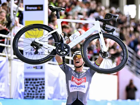 Mathieu van der Poel sa stal víťazom Paríž - Roubaix 2025.