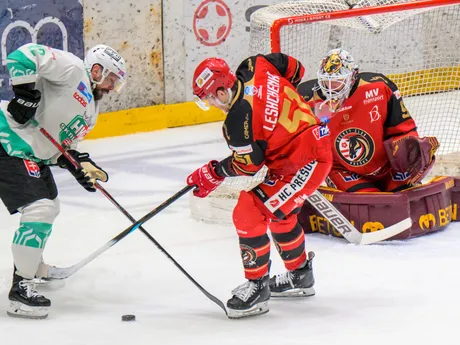 Na snímke zľava Vácval Stupka (Skalica), Vladislav Leščenko a brankár Marcel Melicherčík (obaja Prešov) počas piateho zápasu finále play off hokejovej Tipos SHL HC Prešov - HK Skalica.