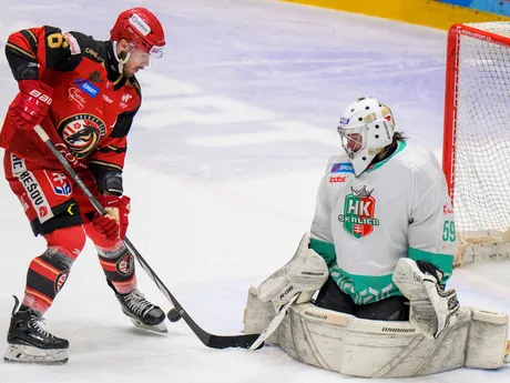 Na snímke zľava Jakub Suja (Prešov) a brankár Michal Vojvoda (Skalica) počas piateho zápasu finále play off hokejovej Tipos SHL HC Prešov - HK Skalica.