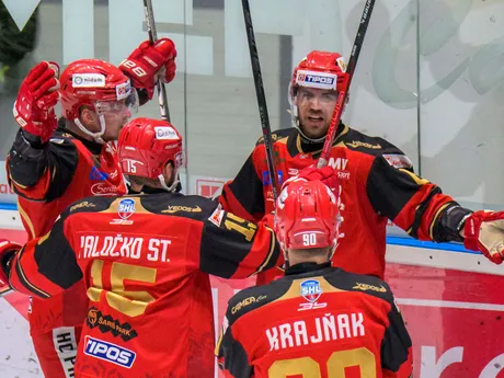 Na snímke radosť hokejistov Prešova z prvého gólu počas piateho zápasu finále play off hokejovej Tipos SHL HC Prešov - HK Skalica.