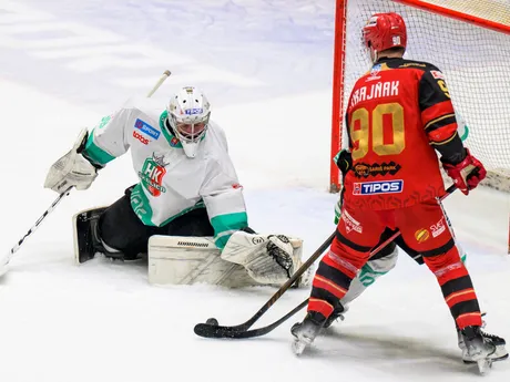 Na snímke zľava brankár Michal Vojvoda (Skalica) a  Martin Krajňák (Prešov) počas piateho zápasu finále play off hokejovej Tipos SHL HC Prešov - HK Skalica.