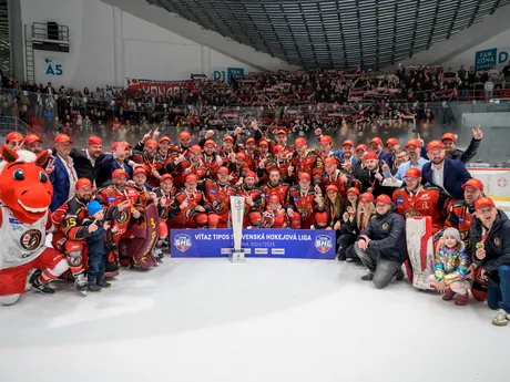 Na snímke hokejisti Prešova sa tešia z postupu do slovenskej extraligy po triumfe v piatom zápase finále play off hokejovej Tipos SHL HC Prešov - HK Skalica.