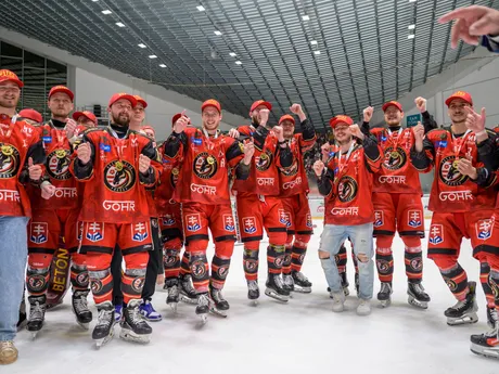Na snímke hokejisti Prešova sa tešia z postupu do slovenskej extraligy po triumfe v piatom zápase finále play off hokejovej Tipos SHL HC Prešov - HK Skalica.